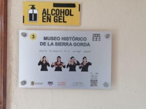 SECTUR instaló señalética turística incluyente en Pueblos Mágicos de Querétaro
