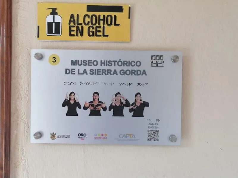 SECTUR instalo senaletica turistica incluyente en Pueblos Magicos de Queretaro 1