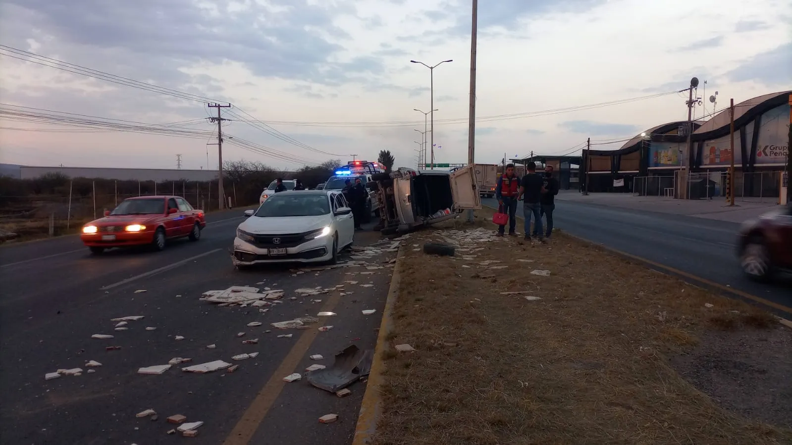 Vuelca camioneta tras accidente 4 1646153344 647 Vuelca camioneta tras accidente