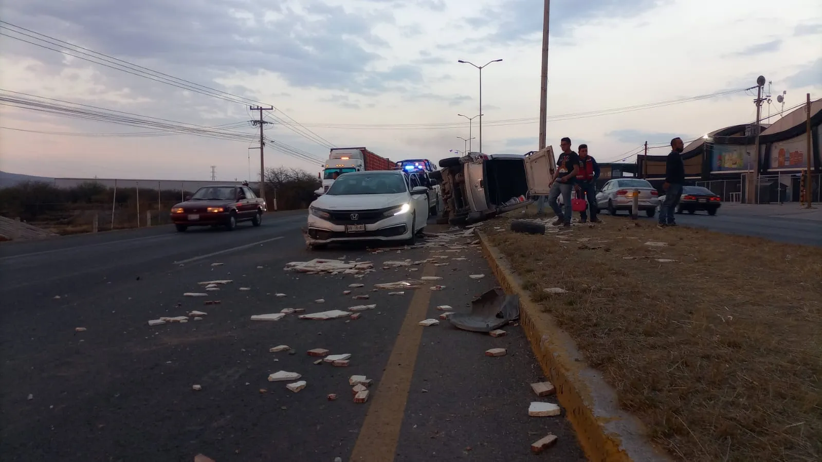 Vuelca camioneta tras accidente 3 1646153344 974 Vuelca camioneta tras accidente