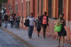 Llaman a no confiarse ante descenso en indicadores de COVID-19 en Querétaro