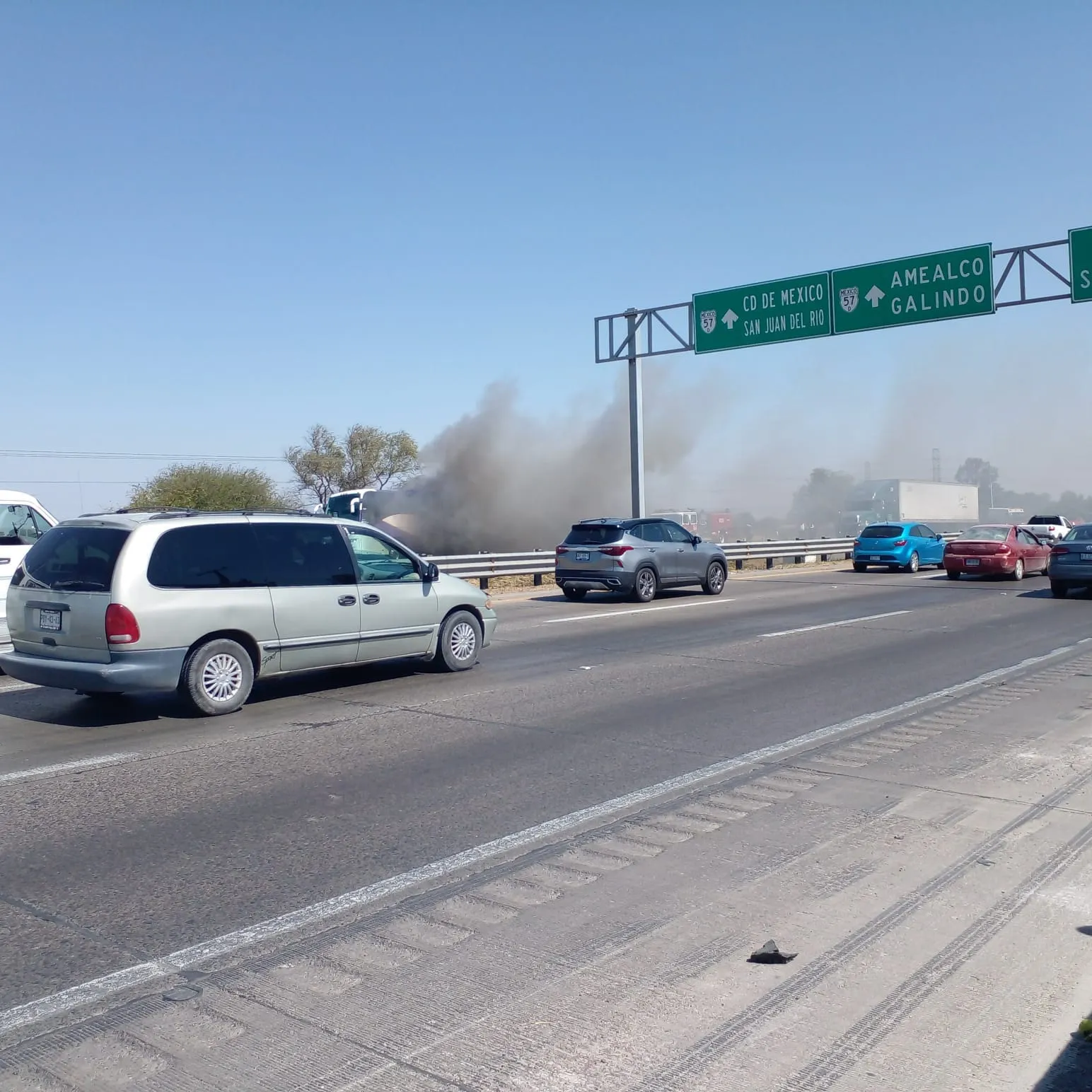 Se incendia autobús de pasajeros. 2 Se incendia autobus de pasajeros