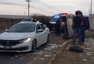Vuelca camioneta tras accidente