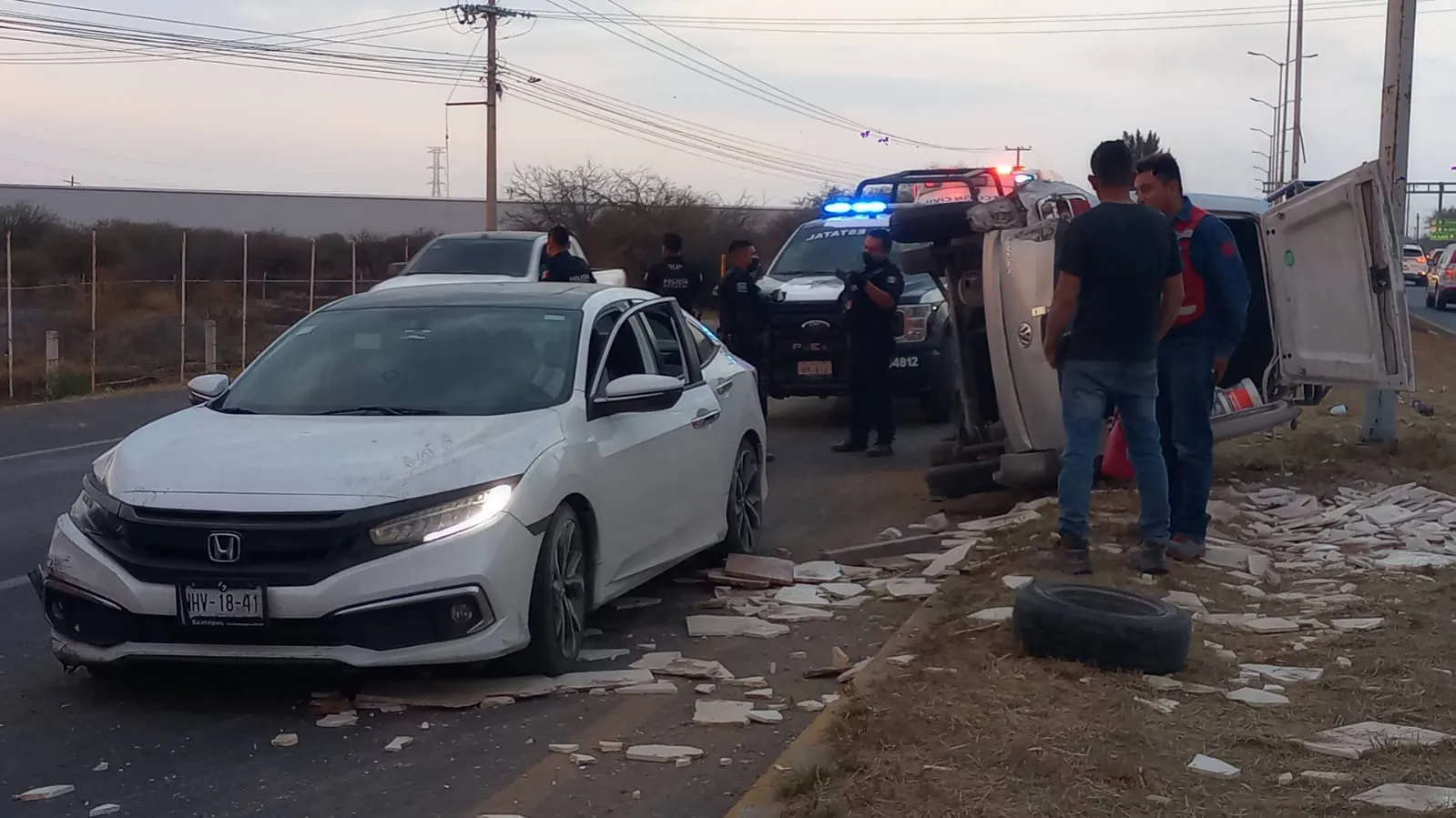 Vuelca camioneta tras accidente 2 Vuelca camioneta tras accidente