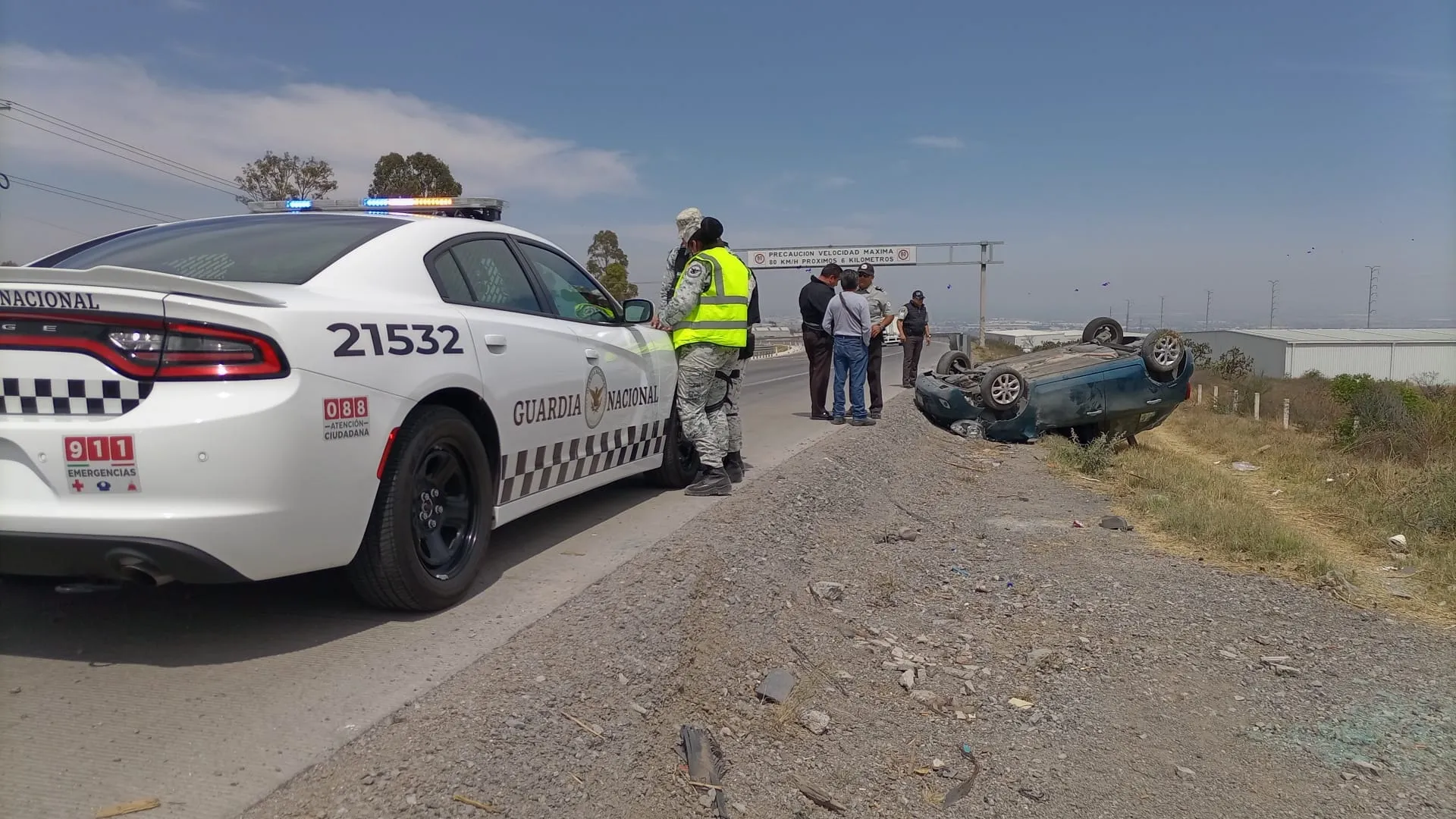 1649873737 12 Aparatosa volcadura en la 57