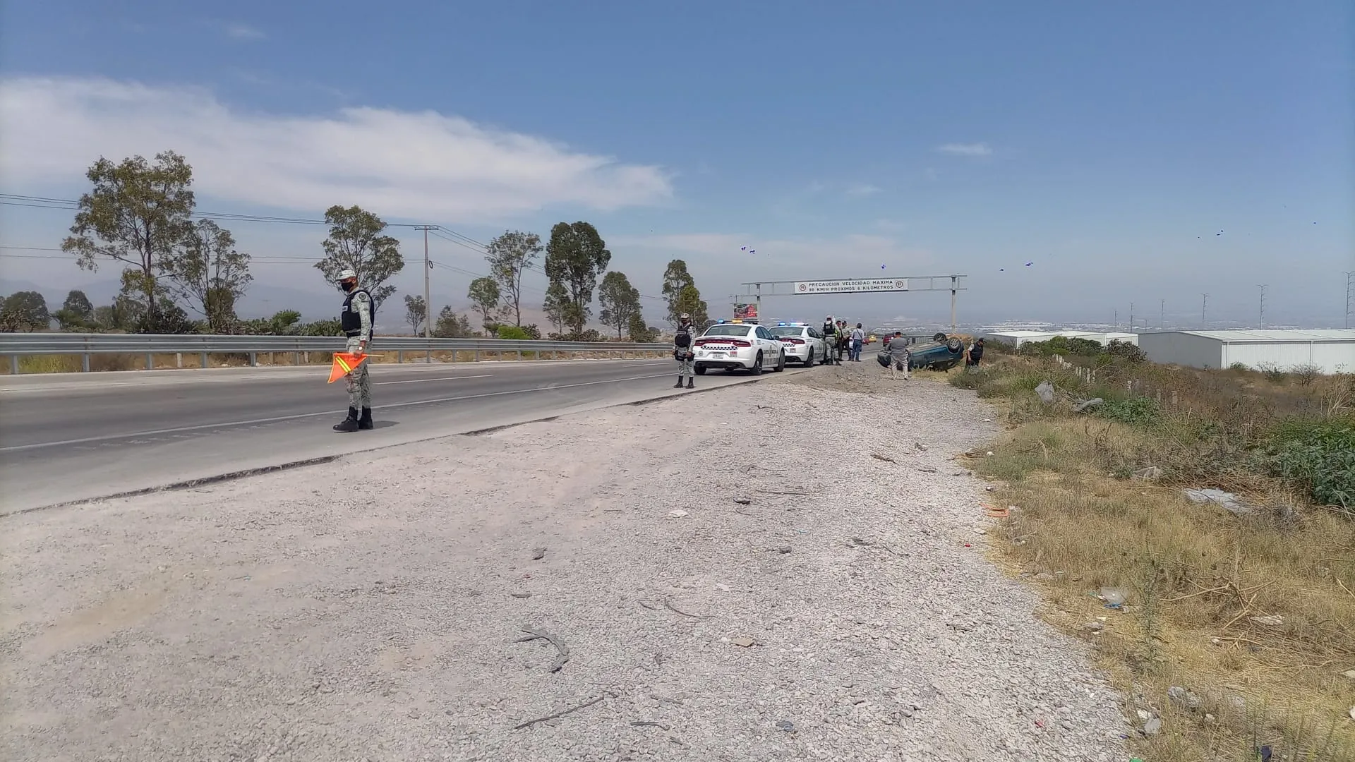 Aparatosa volcadura en la 57