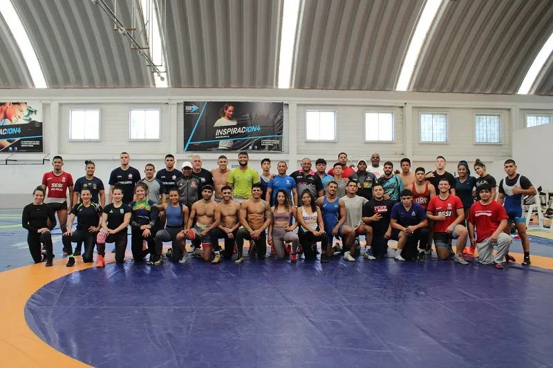 Luchadores de Brasil y Puerto Rico entrenan en Queretaro