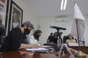 UAQ y diputada Lety Rubio firman convenio en beneficio de los estudiantes