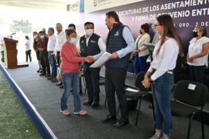 Mauricio Kuri entregó escrituras a habitantes de Querétaro y Ezequiel Montes