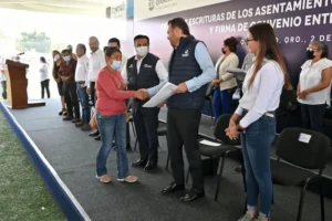 Mauricio Kuri entregó escrituras a habitantes de Querétaro y Ezequiel Montes 4 Mauricio Kuri entregó escrituras a habitantes de Querétaro y Ezequiel Montes