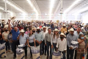 Campesinos de Penamiller reciben mas de 40 toneladas de maiz 2