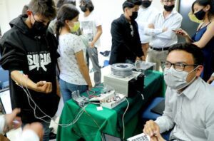 Estudiantes de la UTC desarrollan prótesis mecatrónica con sensores musculares