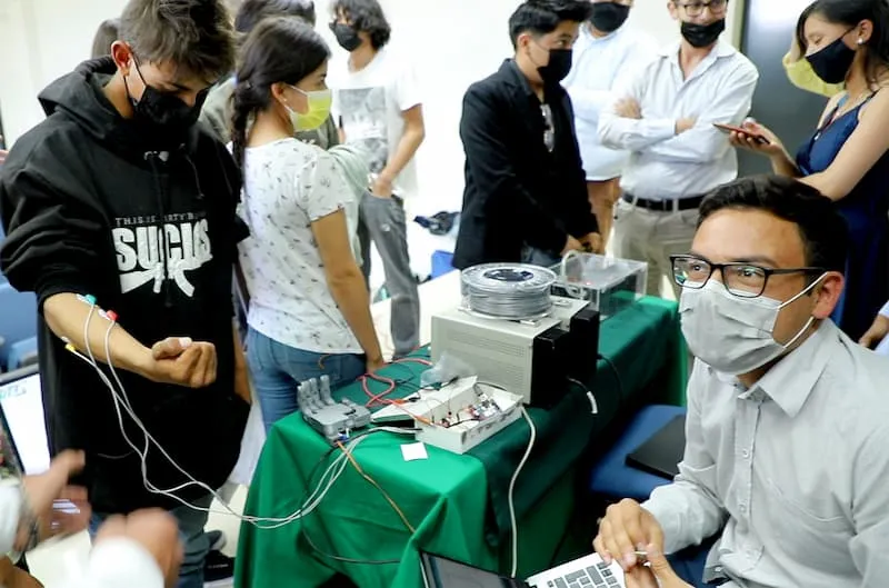 Estudiantes de la UTC desarrollan protesis mecatronica con sensores musculares 2