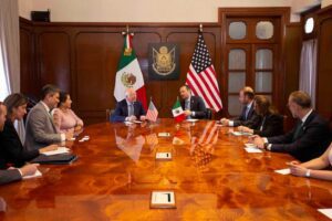Mauricio Kuri se reúne con Kenneth Lee Salazar embajador de Estados Unidos en México