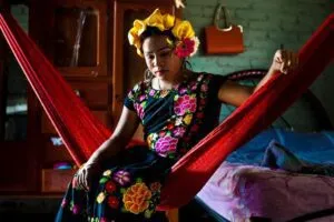 Presentan exposición fotográfica de la cultura Muxe en MAQRO