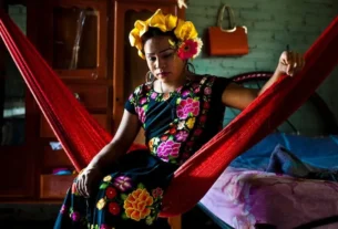 Presentan exposicion fotografica de la cultura Muxe en MAQRO 2