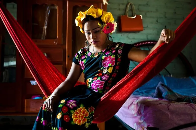 Presentan exposicion fotografica de la cultura Muxe en MAQRO 2