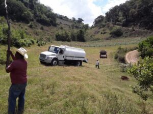 SEDEA lleva apoyo de agua a ganaderos de la Sierra Gorda de Querétaro