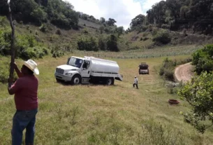 SEDEA lleva apoyo de agua a ganaderos de la Sierra Gorda de Queretaro 2