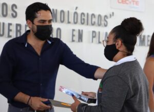 SEDESOQ sigue entregando tabletas a estudiantes de Querétaro