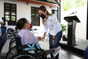 Car Herrera hizo entrega de apoyos funcionales en Landa de Matamoros y Jalpan