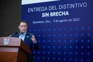 Mauricio Kuri entregó el distintivo Sin Brecha a 39 empresas queretanas