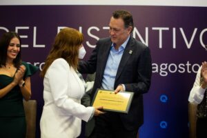 Mauricio Kuri entregó el distintivo Sin Brecha a 39 empresas queretanas