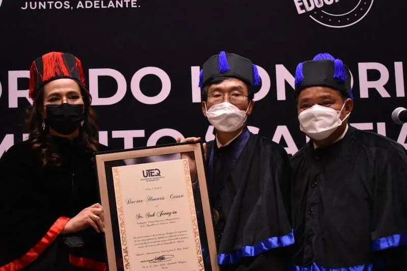 UTEQ entrego Doctorado Honoris Causa a Embajador de Corea en Mexico 2 1