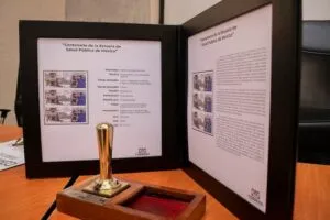 Realizan cancelación de estampilla postal por centenario de la Escuela de Salud Pública de México