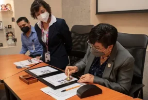 Realizan cancelacion de estampilla postal por centenario de la Escuela de Salud Publica de Mexico 2