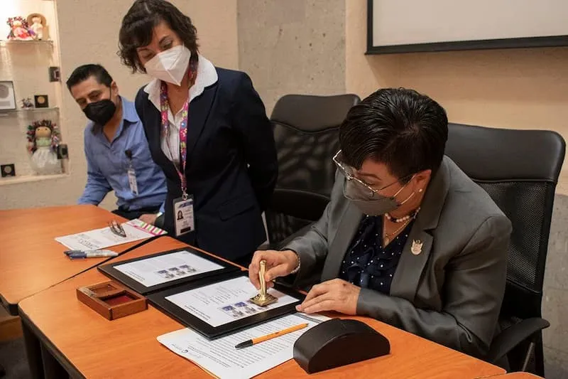 Realizan cancelacion de estampilla postal por centenario de la Escuela de Salud Publica de Mexico 2