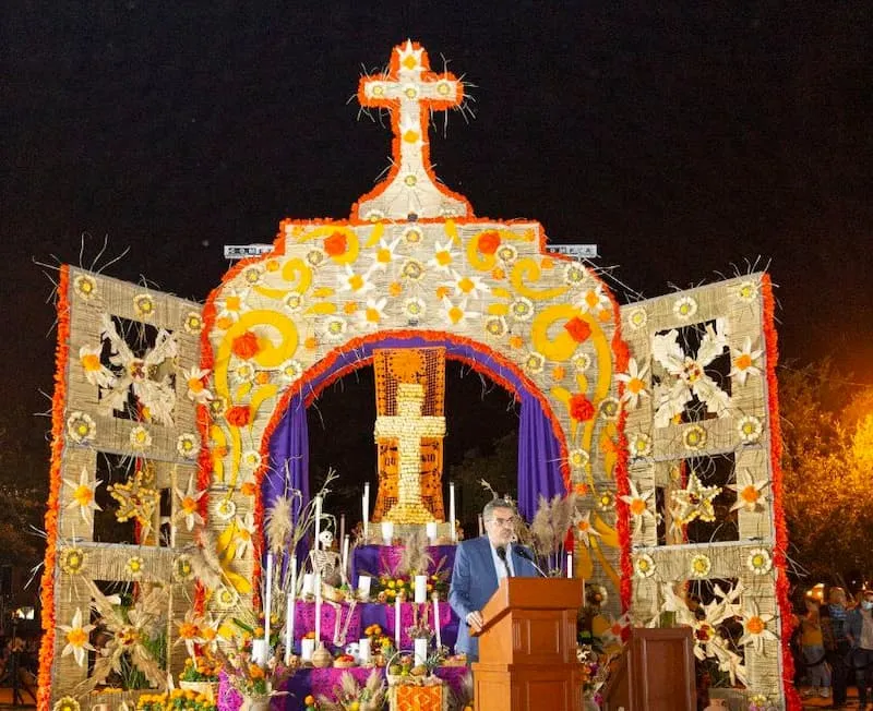 Autoridades estatales inauguran Altar de Muertos en Queretaro 2