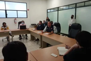 Director del IQT escucha a habitantes de Santa Barbara 1