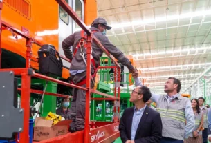 Mauiricio Kuri visito planta de ensamble de vagones CRRC en Queretaro 1