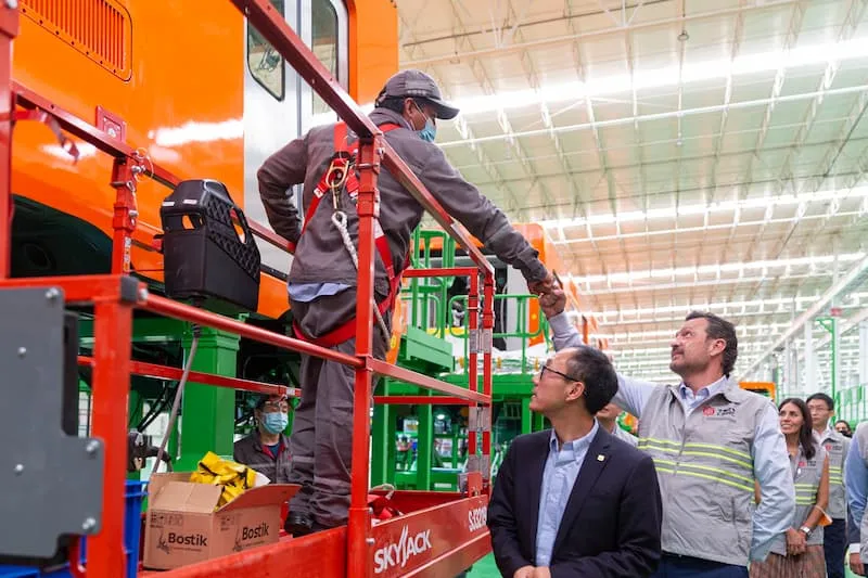 Mauiricio Kuri visito planta de ensamble de vagones CRRC en Queretaro 1