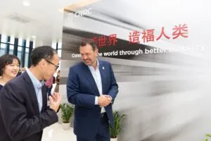Mauiricio Kuri visitó planta de ensamble de vagones CRRC en Querétaro