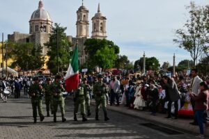 Mauricio Kuri preside desfile del 530 aniversario del descubrimiento de América