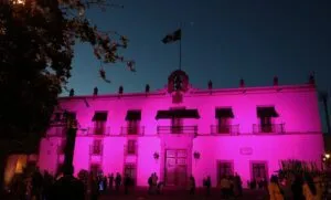 Palacio de Gobierno se ilumina de rosa en conmemoración a la lucha contra el cáncer de mama