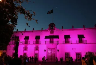 Palacio de Gobierno se ilumina de rosa en conmemoracion a la lucha contra el cancer de mama