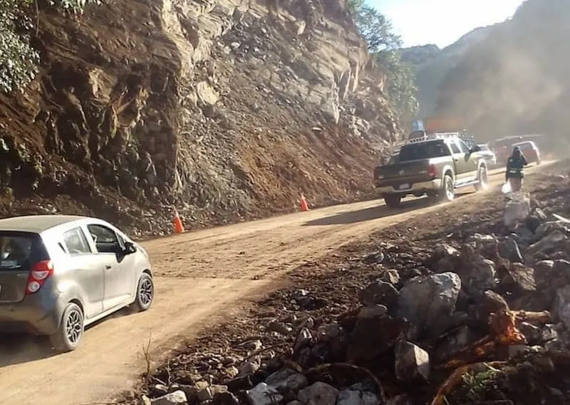 Reanudan circulacion en Carretera Federal 120 SJR – Xilitla tras remocion de escombros por derrumbe 1
