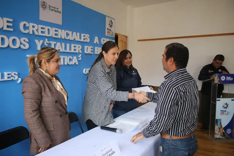 SECTUR entrego credenciales a guias de turistas especializados de la Sierra Gorda 1