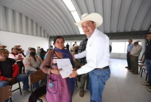 SEDEA entrego certificados por tecnificacion de riego y linea de conduccion en Pedro Escobedo 2