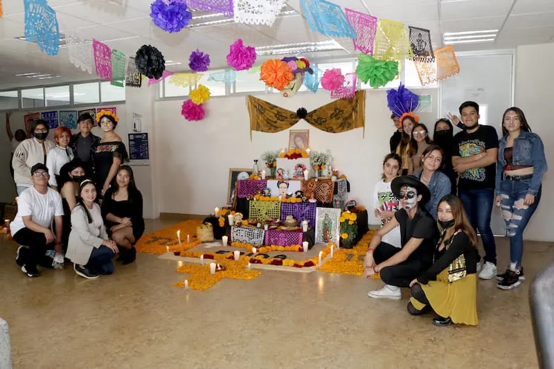 Estudiantes de la UTC viven la tradicion del Dia de Muertos