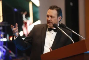 Mauricio Kuri hizo entrega del Premio al Empresario del Ano 2022 2