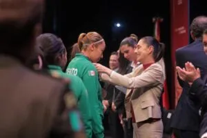 Claudia Sheinbaum reconoce a deportistas destacados en la capital del país