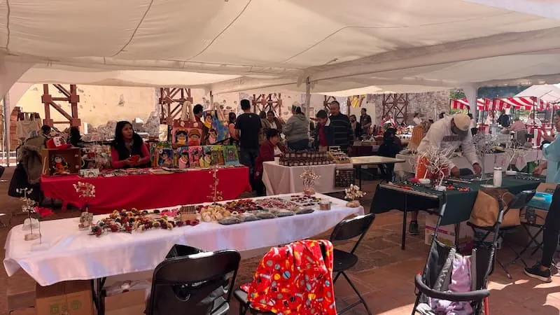 SECULT realiza Bazar Artesanal Ar Tai Navideno en Queretaro