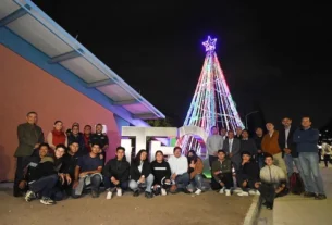 UTEQ enciende arbol navideno con tecnologia LED y Arduino