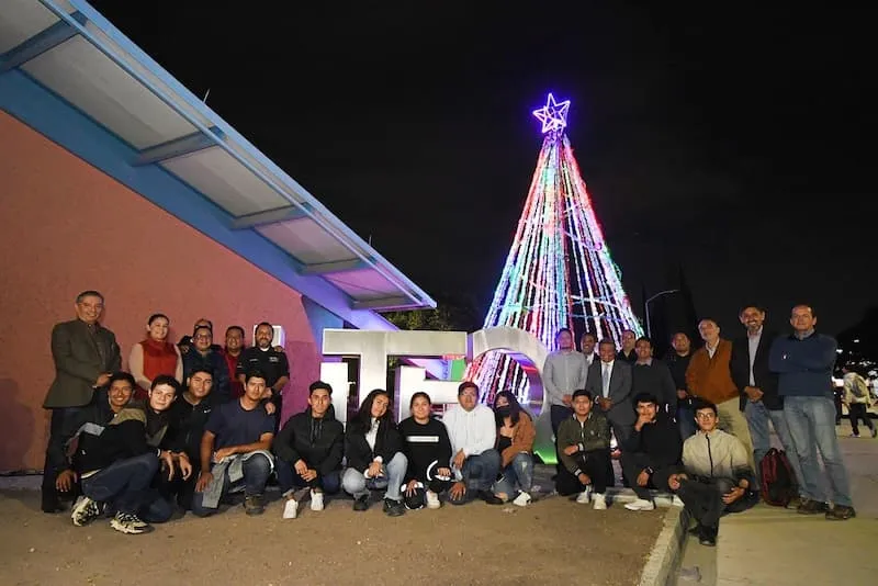 UTEQ enciende arbol navideno con tecnologia LED y Arduino