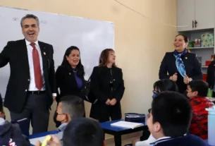 Entrega Oficial Mayor infraestructura educativa en Qro 2