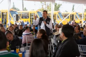 Entregan unidades del Programa de Transporte Municipal Gratuito en El Marqués 4 Mauricio Kuri atestigua entrega de unidades del Programa de Transporte Municipal Gratuito en El Marqués